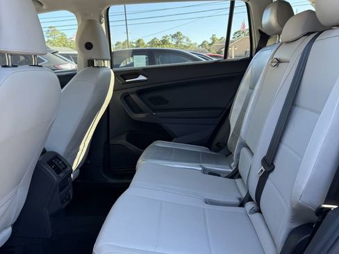 Used 2021 Volkswagen Tiguan SE w/ Panoramic Sunroof Package image 32