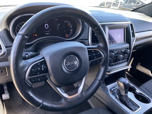 Used 2018 Jeep Grand Cherokee Laredo AWD/4WD image 18