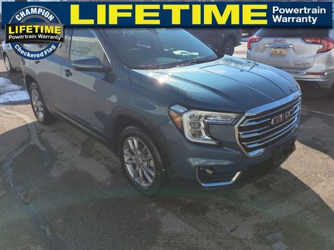 Used 2024 GMC Terrain SLT image 3
