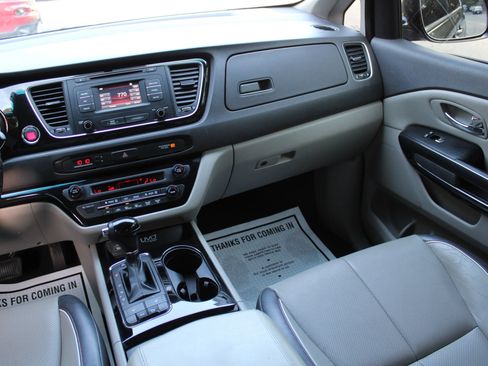Used 2016 Kia Sedona EX FWD image 17