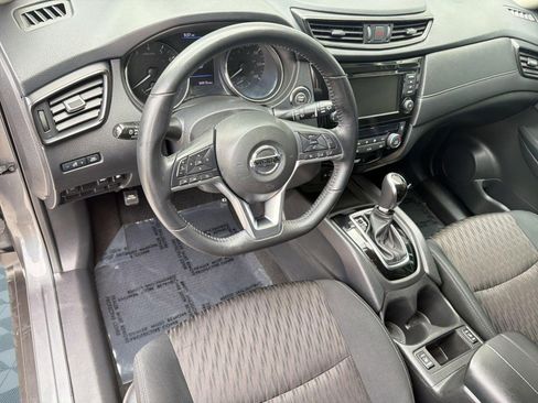 Used 2018 Nissan Rogue SV FWD image 4