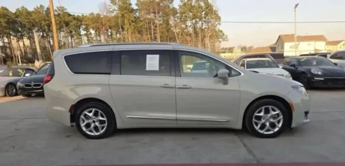 Used 2020 Chrysler Pacifica Touring-L Plus w/ Tire & Wheel Group FWD image 37