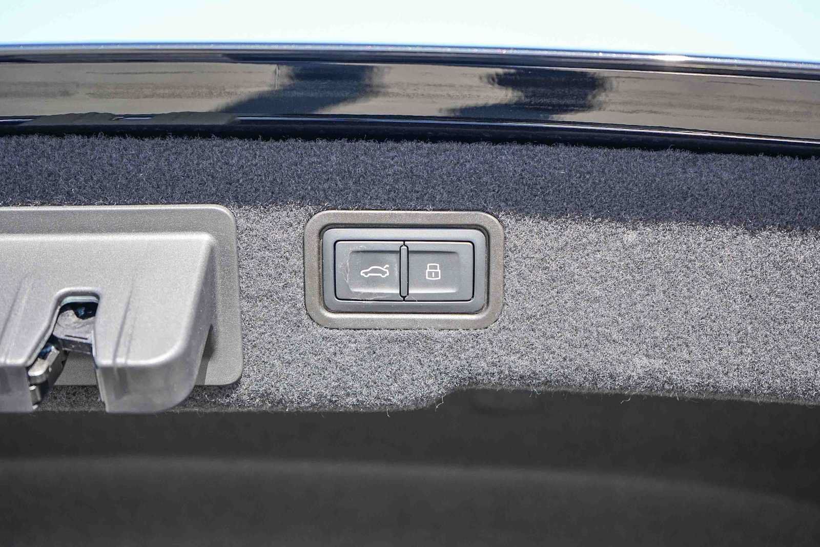 Used 2025 Audi A8 L 3.0T AWD/4WD image 44