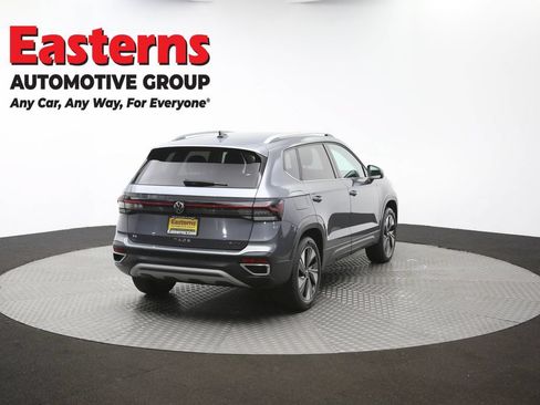 Used 2025 Volkswagen Taos SE AWD/4WD image 38