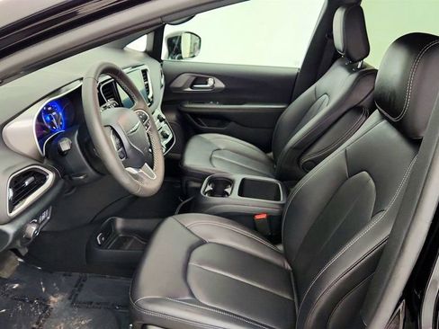 Used 2025 Chrysler Pacifica Select FWD image 19