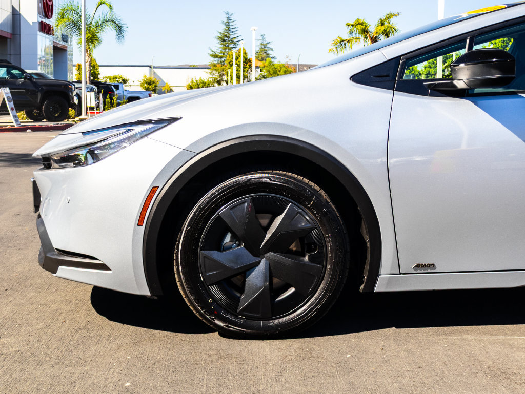 Used 2026 Toyota Prius LE AWD/4WD image 5