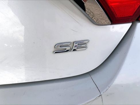 Used 2016 Toyota Camry SE image 10