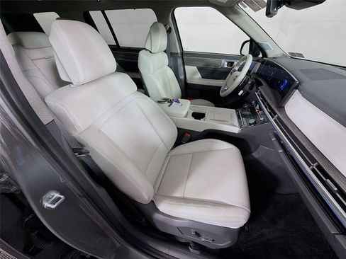 Used 2025 Hyundai Santa Fe Limited AWD/4WD image 30