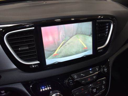 Certified 2025 Chrysler Pacifica Select FWD image 15