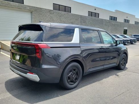 Used 2025 Kia Carnival FWD image 4