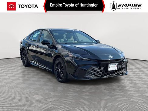 Used 2025 Toyota Camry SE AWD/4WD image 1