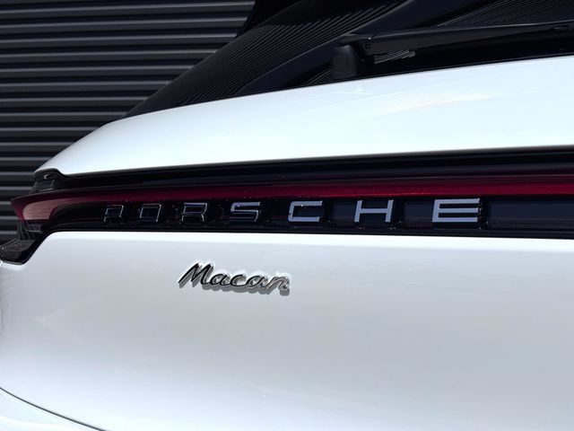 Certified 2026 Porsche Macan AWD/4WD image 27