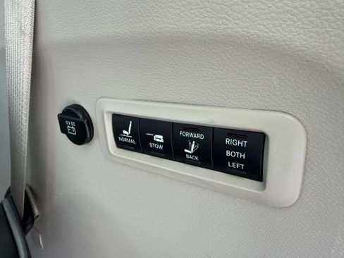 Used 2018 Chrysler Pacifica Limited w/ Tire & Wheel Group image 37