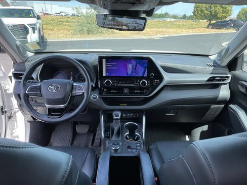 Used 2023 Toyota Highlander Platinum AWD/4WD image 11