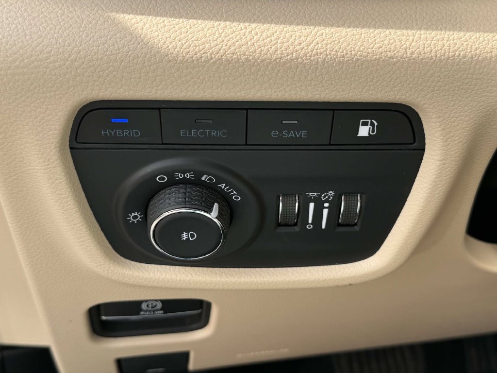 Used 2023 Jeep Grand Cherokee 4WD 4xe w/ Luxury Tech Group II image 32