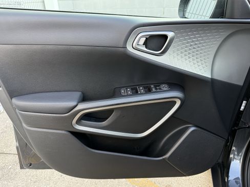 Used 2023 Kia Soul LX w/ LX Technology Package image 10