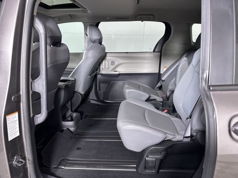 Used 2022 Toyota Sienna XLE image 62