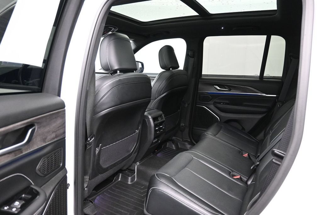 Used 2022 Jeep Grand Cherokee Overland AWD/4WD image 24