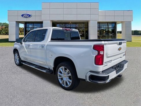 Used 2024 Chevrolet Silverado 1500 High Country w/ High Country Premium Package AWD/4WD image 3