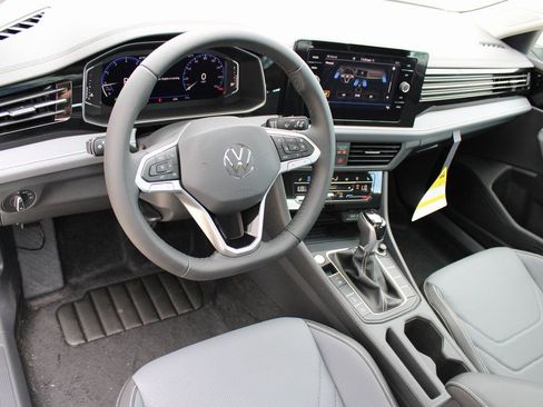 Used 2025 Volkswagen Jetta SEL FWD image 8