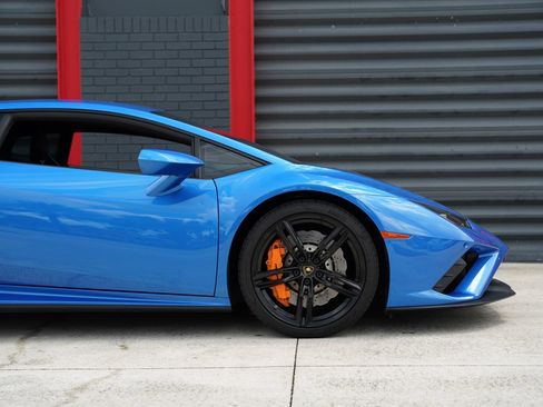Used 2020 Lamborghini Huracan EVO RWD image 3