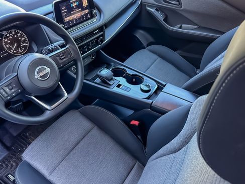 Used 2022 Nissan Rogue S image 10