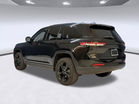 Used 2023 Jeep Grand Cherokee Altitude AWD/4WD image 3