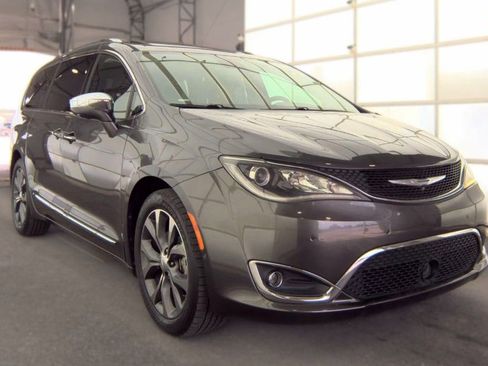 Used 2017 Chrysler Pacifica Limited FWD image 18