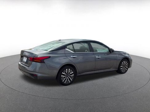 Used 2025 Nissan Altima 2.5 SV FWD image 12