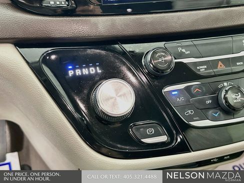 Used 2017 Chrysler Pacifica Touring-L FWD image 18
