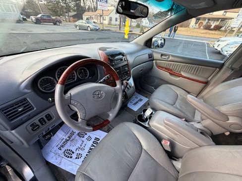 Used 2004 Toyota Sienna XLE Limited image 10