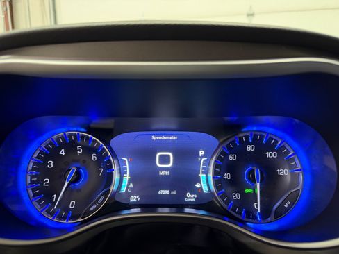 Used 2024 Chrysler Pacifica Touring-L FWD image 20