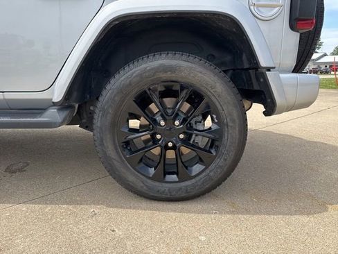 Used 2023 Jeep Wrangler Unlimited Sahara AWD/4WD image 11