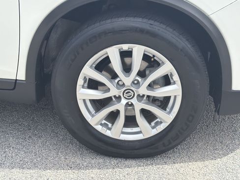 Used 2018 Nissan Rogue SV w/ Premium Package FWD image 12