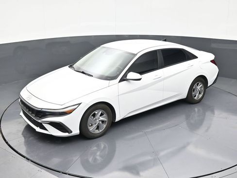 Used 2024 Hyundai Elantra SE FWD image 12