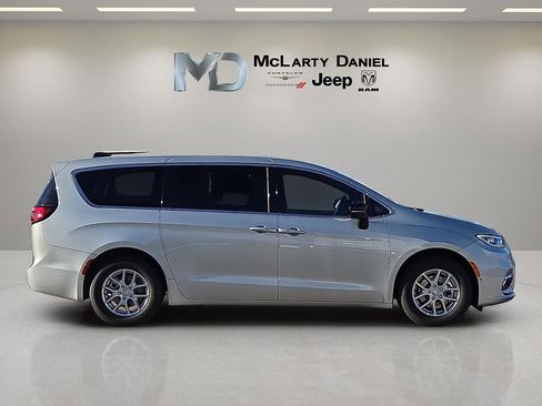 New 2026 Chrysler Pacifica Select image 6
