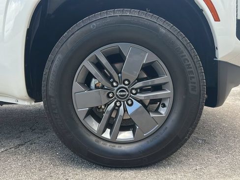 Used 2025 Nissan Frontier SV RWD image 32