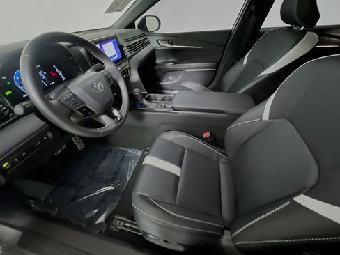 Used 2025 Toyota Camry SE w/ Convenience Package image 15