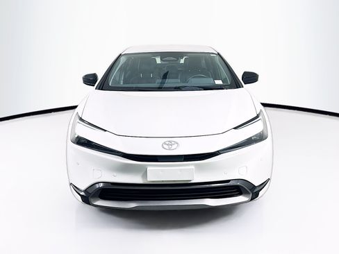 Used 2025 Toyota Prius XLE FWD image 2