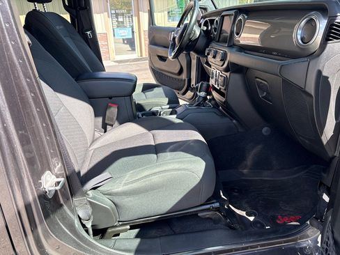Used 2022 Jeep Gladiator Overland AWD/4WD image 12