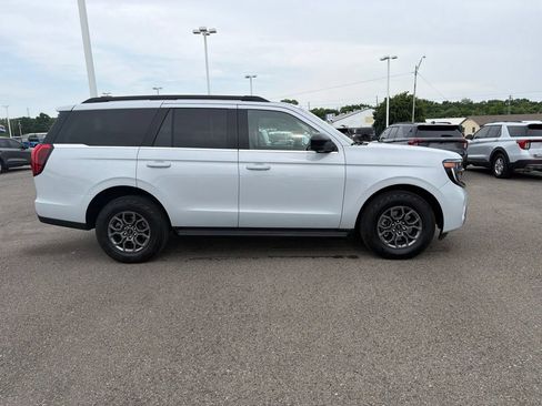 Used 2025 Ford Expedition Active AWD/4WD image 2