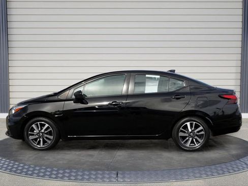 Used 2021 Nissan Versa SV image 4