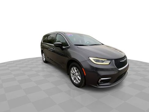 Used 2023 Chrysler Pacifica Touring-L FWD image 4