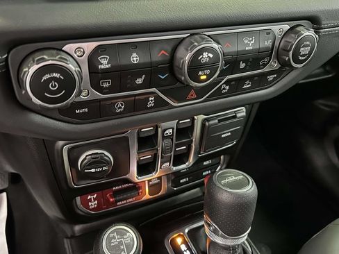 Used 2025 Jeep Gladiator Mojave AWD/4WD image 27