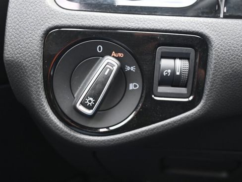 Used 2019 Volkswagen Golf R 4-Door image 32