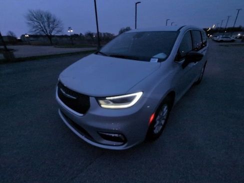 Used 2024 Chrysler Pacifica Touring-L image 13