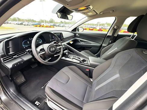 Used 2025 Hyundai Elantra SE image 13