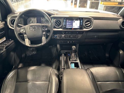 Used 2019 Toyota Tacoma TRD Off-Road AWD/4WD image 11