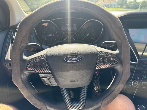 Used 2018 Ford Focus SE w/ SE Appearance Package FWD image 10