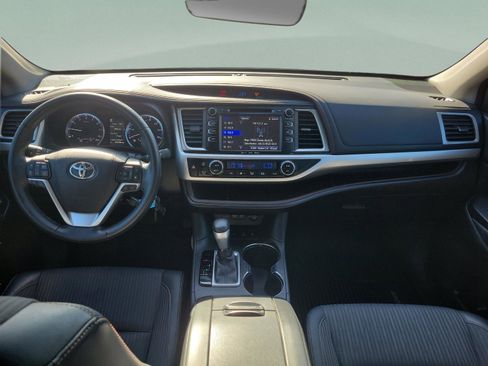 Used 2017 Toyota Highlander LE image 9